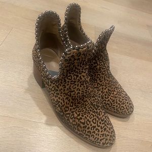 GB LEOPARD PRINT BOOTIE STUDDED 9 9W